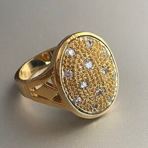 Elegant Gold Ring with Sparkling Accents